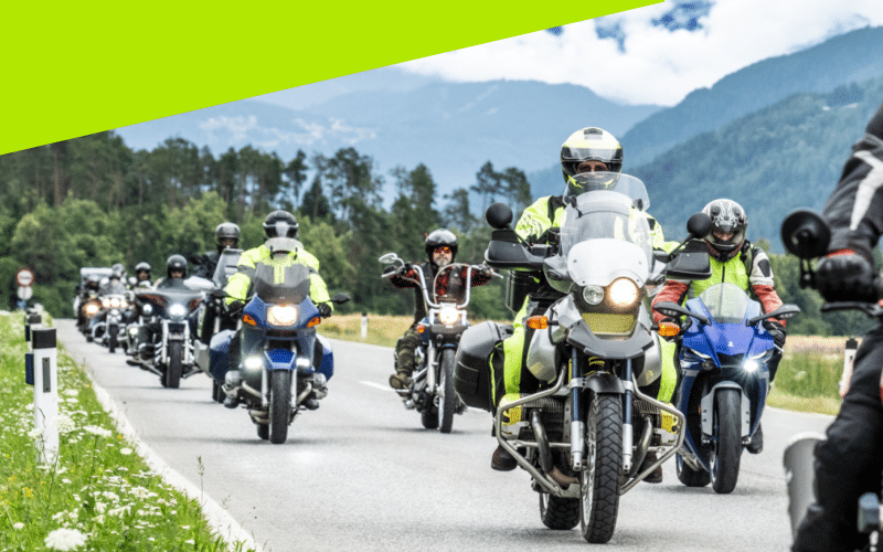 Fellows Ride Tirol 2026, Foto von der Strecke, Hintergrund Tiroler Berge, Vordergrund Motorradfahrer