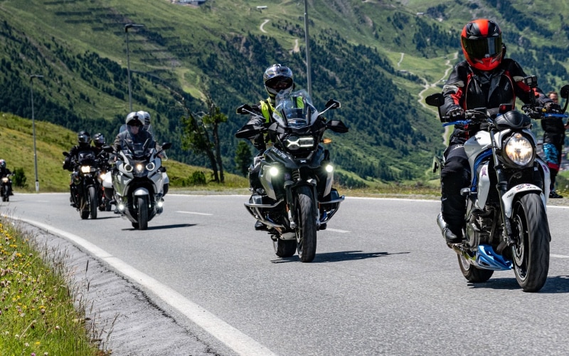 Fellows Ride Südtirol, Headerfoto Eventkalender, Motorradfahrer auf der Straße